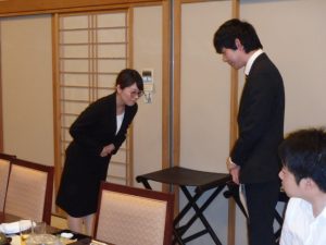 新人研修で習った名刺交換やお辞儀の仕方などを先輩社員にお披露目しました。
